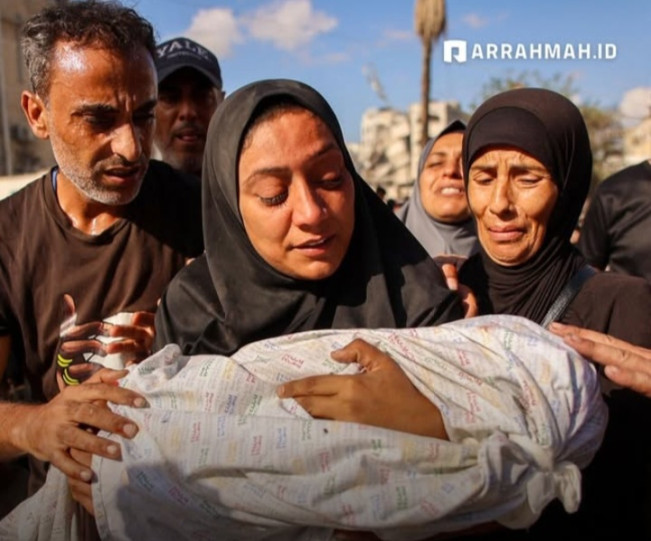 Seorang ibu Palestina gendong anaknya yang tewas akibat kekejaman tentara Israel. [Instagram]